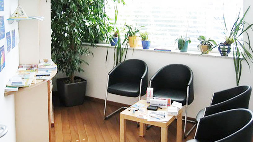 Bild Warteraum der Praxis mit Stühlen